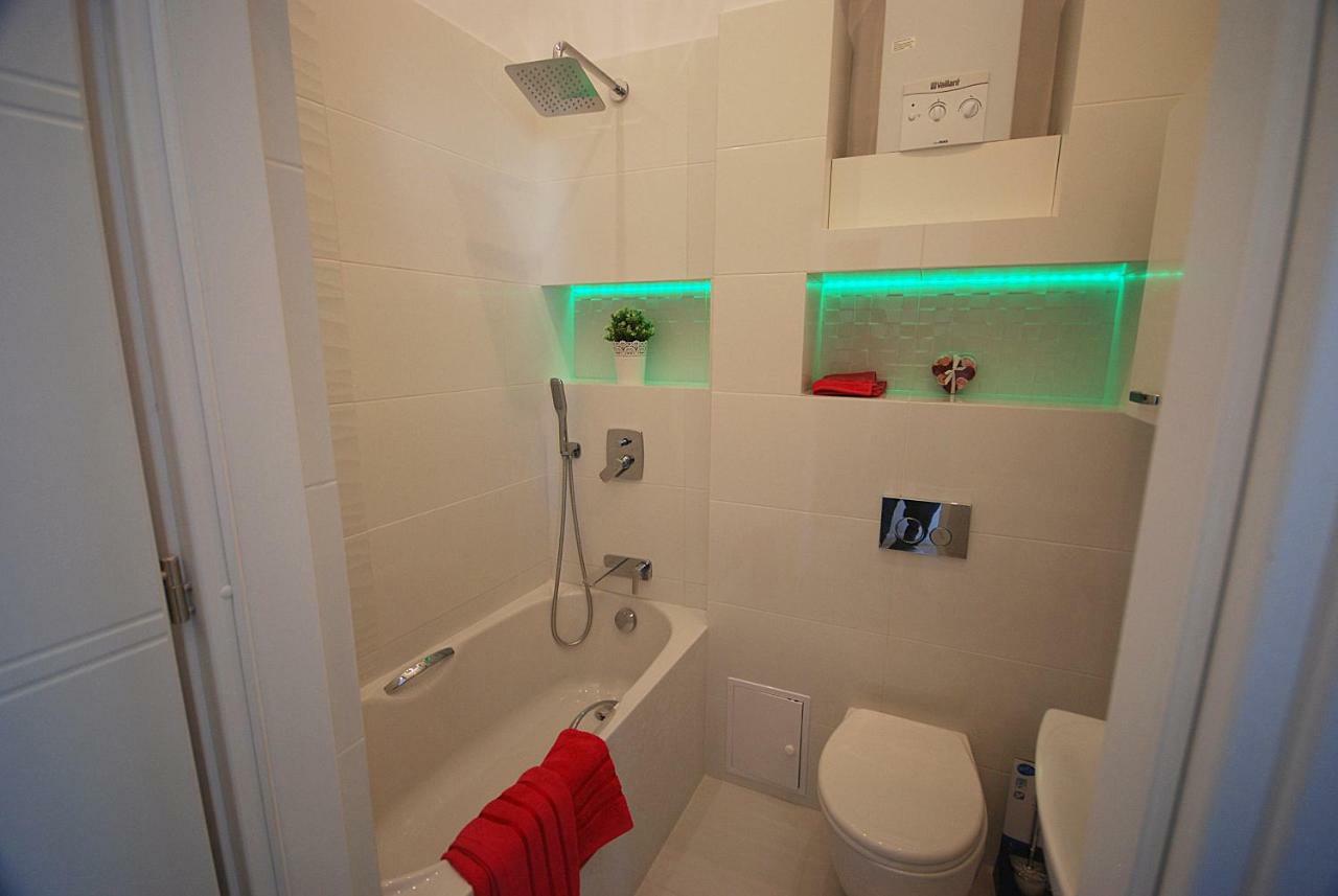 Nowy Apartament Wilcza Warsaw Exterior photo